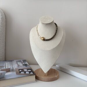 Elegant necklace made of natural stones 🐚